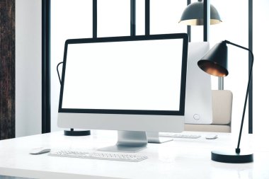 Tasarımcı masaüstü boş bilgisayar ekranı ile,