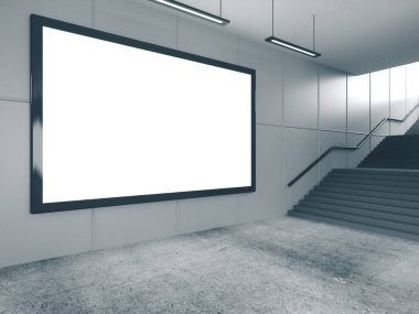 Yeraltı salonunun duvarında boş ilan panosu var..