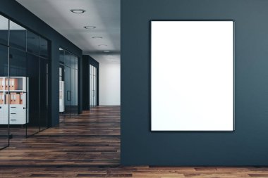 Boş ilan panosuyla çağdaş ofis içi