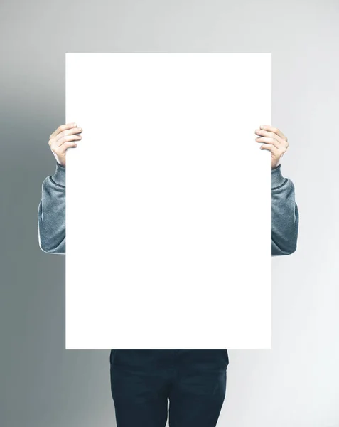 Podnikatel držící prázdný bílý transparent — Stock fotografie