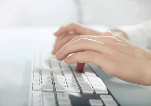 Zakenman handen typen op toetsenbord. — Stockfoto