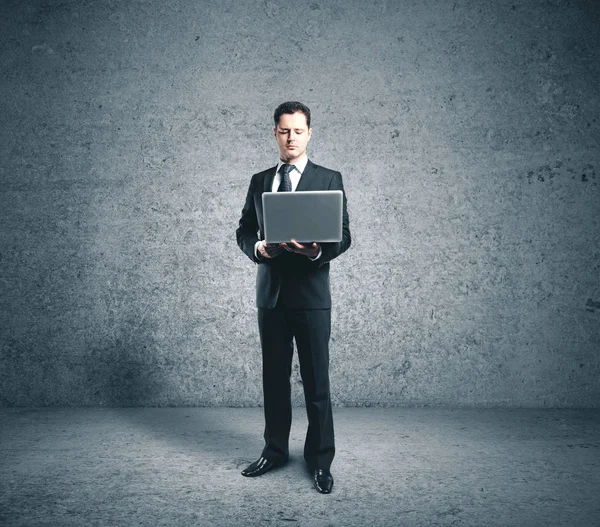 Zakenman in pak met behulp van laptop — Stockfoto