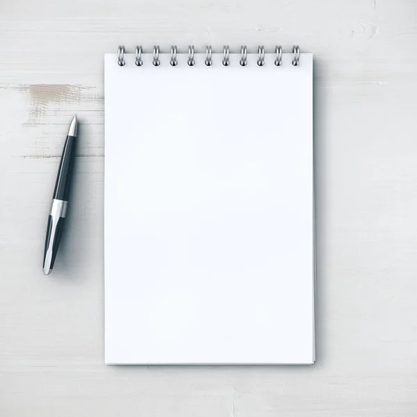 Not defteri ve kalemi olan beyaz ahşap masa.. — Stok fotoğraf