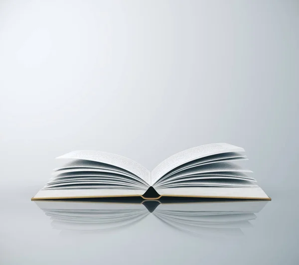 Libro bianco sul desktop bianco . — Foto Stock