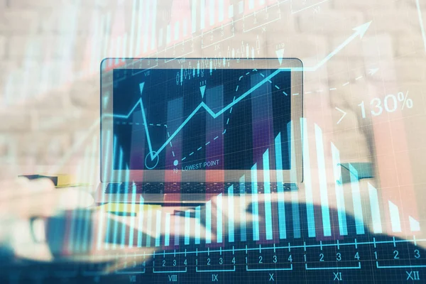 Holograma gráfico do mercado financeiro e computador pessoal em segundo plano. Dupla exposição. Conceito de forex. — Fotografia de Stock