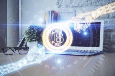 Blockchain temalı holograma ve bilgisayar arkaplanlı masaya çift pozlama. Bitcoin şifreleme para birimi kavramı.