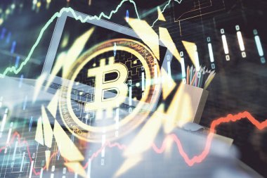 Blockchain temalı holograma ve bilgisayar arkaplanlı masaya çift pozlama. Bitcoin şifreleme para birimi kavramı.