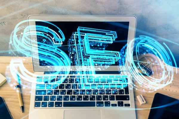 Bilgisayar ve seo çizim hologramı olan çok katmanlı bir tablo. Arama optimizasyon kavramı.