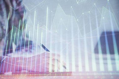 Bir kadın eller Not defteri hisse senedi piyasası hakkında bilgi yazma. Ön Forex grafik hologramlar. Araştırma kavramı. Çift Pozlama