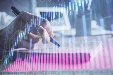 Finansal grafikler WOMANS el notları arka plan alarak görüntülenir. Araştırma kavramı. Çift Pozlama