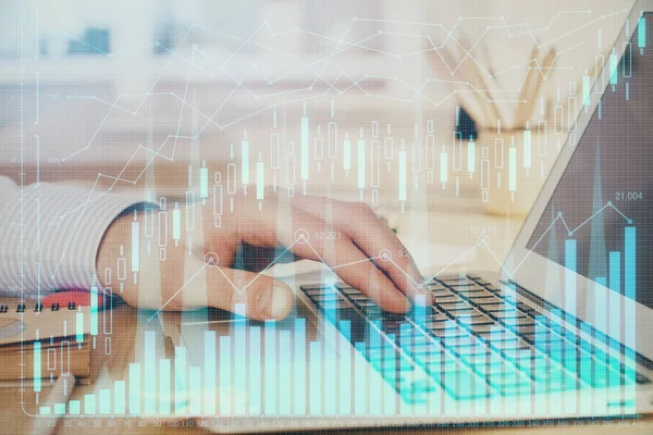 Doble exposición del gráfico del mercado de valores con el hombre trabajando en el ordenador portátil en el fondo. Concepto de análisis financiero . — Foto de Stock