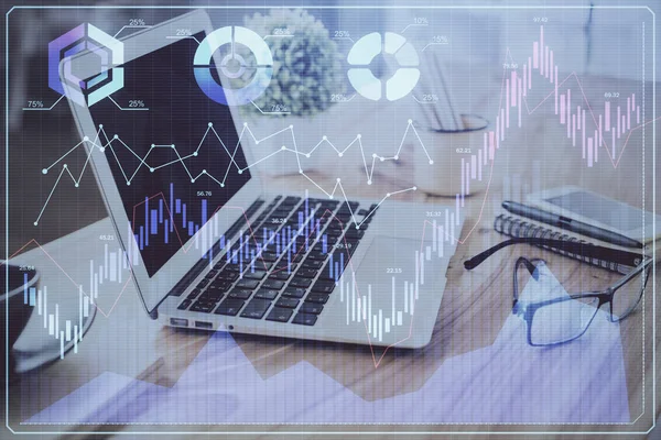 Dibujo gráfico financiero y tabla con la computadora en el fondo. Doble exposición. Concepto de mercados internacionales. — Foto de Stock