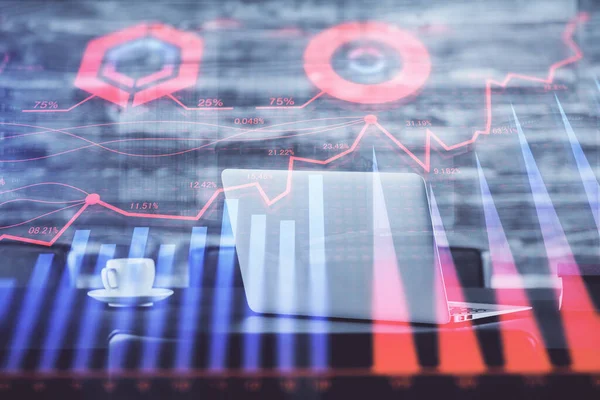 Börsendiagramm im Hintergrund mit Schreibtisch und PC. Doppelbelichtung. Konzept der Finanzanalyse. — Stockfoto