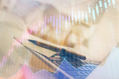 Masası ve kişisel bilgisayarı olan borsa grafiği. Çifte maruziyet. Mali analiz kavramı.