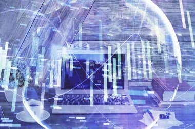 İş teması simgelerinin çoklu pozlandırılması ve bilgisayar geçmişi olan çalışma alanı. Başarı kavramı.