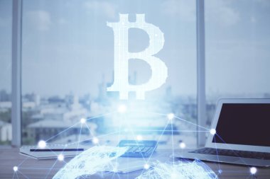 Blockchain temalı holograma ve bilgisayar arkaplanlı masaya çift pozlama. Bitcoin şifreleme para birimi kavramı.