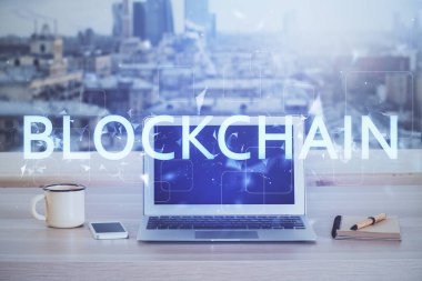 Blockchain temalı holograma ve bilgisayar arkaplanlı masaya çift pozlama. Bitcoin şifreleme para birimi kavramı.