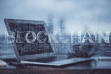 Blockchain temalı holograma ve bilgisayar arkaplanlı masaya çift pozlama. Bitcoin şifreleme para birimi kavramı.