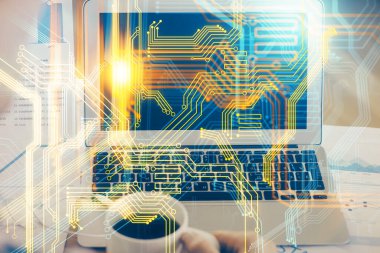 Bilgisayarlı ve dünya haritalı hologramlı çok katlı bir tablo. Uluslararası veri ağı kavramı.