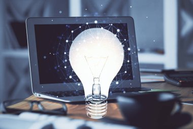 Bilgisayar ofisinde ampul simgesi hologramıyla birlikte. Çoklu maruz kalma. Fikir kavramı.
