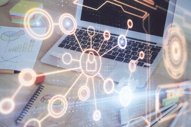 Sosyal ağ hologramıyla birlikte bilgisayar masaüstünde. Çoklu maruz kalma. Uluslararası insan ilişkileri kavramı.