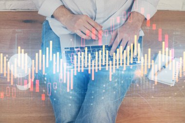 Arka planda ofiste bilgisayarda çalışan işadamı ile Forex grafiği. Analiz kavramı. Çift Pozlama.