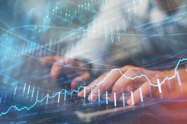 Arka planda ofiste bilgisayarda çalışan işadamı ile Forex grafiği. Sert çalışma kavramı. Çoklu pozlama.