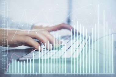 Arka planda ofiste bilgisayarda çalışan işadamı ile Forex grafiği. Sert çalışma kavramı. Closeup. Çoklu pozlama.
