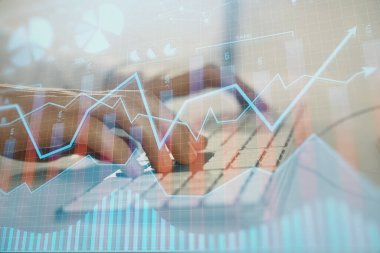 Arka planda ofiste bilgisayarda çalışan işadamı ile Forex grafiği. Sert çalışma kavramı. Closeup. Çoklu pozlama.