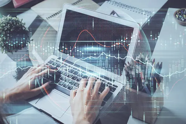 Doble exposición del gráfico de stock con hombre de negocios escribiendo en la computadora en la oficina en segundo plano. Concepto de trabajo duro . —  Fotos de Stock