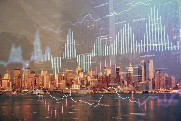 Gráfico financiero sobre paisaje nocturno de la ciudad con altos edificios de doble exposición de fondo. Concepto de análisis . —  Fotos de Stock