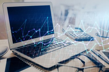 Forx grafiği ve bilgisayarla çalışma alanı çoklu pozlama. Uluslararası çevrimiçi ticaret kavramı.