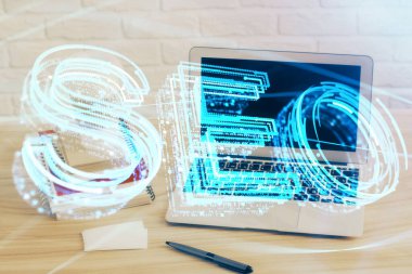 Bilgisayar ve seo çizim hologramı olan çok katmanlı bir tablo. Arama optimizasyon kavramı.