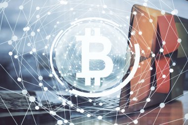 Blockchain temalı holograma ve bilgisayar arkaplanlı masaya çift pozlama. Bitcoin şifreleme para birimi kavramı.