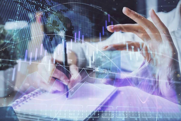 Gráfico de divisas que se muestra en las mujeres mano tomando notas de fondo. Concepto de investigación. Exposición múltiple —  Fotos de Stock