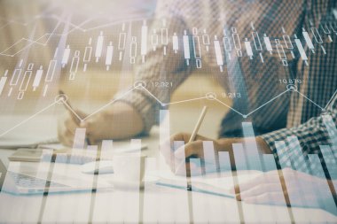 Arka planda bilgisayarda çalışan bir adamla birlikte çok sayıda formasyona maruz kaldık. Pazar analizi kavramı.