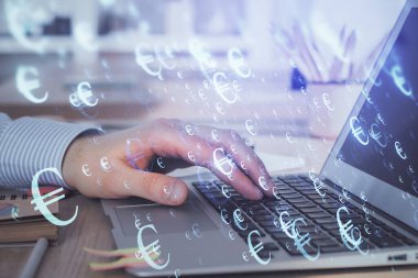 Arka planda dizüstü bilgisayar üzerinde çalışan adam ile borsa grafiği çift pozlama. Finansal analiz kavramı.