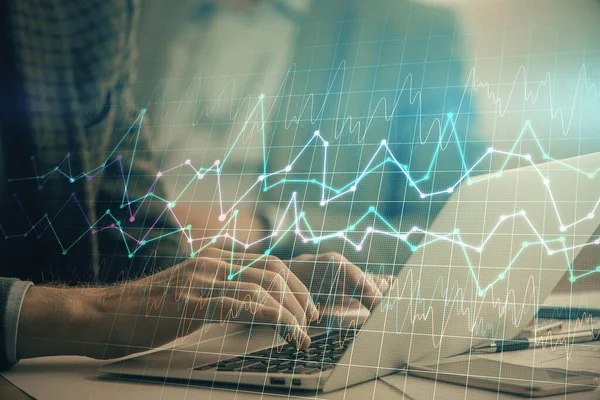 Doble exposición de la carta de mercado con el hombre que trabaja en la computadora en segundo plano. Concepto de análisis financiero . —  Fotos de Stock