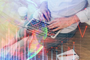 Arka planda ofiste bilgisayarda çalışan işadamı ile Forex grafiği. Analiz kavramı. Çift Pozlama.