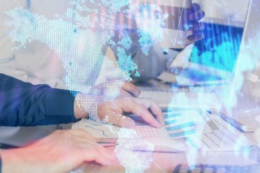 Adam arka planda ofiste bilgisayarda yazarak grafik Multi pozlama. Zor iş kavramı.