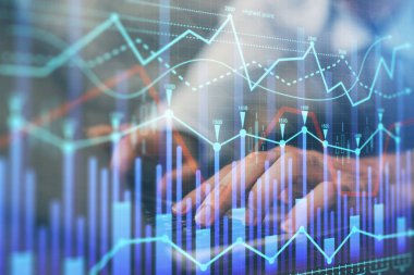 Arka planda ofiste bilgisayarda çalışan işadamı ile Forex grafiği. Sert çalışma kavramı. Çoklu pozlama.