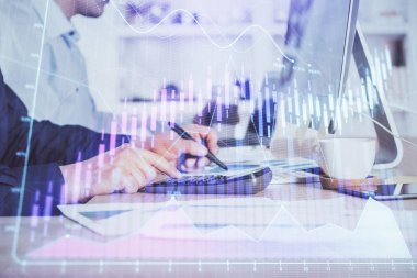 Arka planda ofiste bilgisayarda çalışan işadamı ile Forex grafiği. Sert çalışma kavramı. Closeup. Çoklu pozlama.