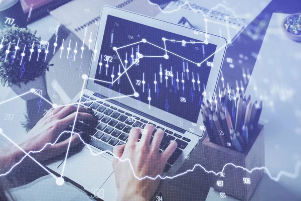 Dubbel exponering av stock Graph med affärsman skriva på dator i Office på bakgrunden. Begreppet hårt arbete. — Stockfoto