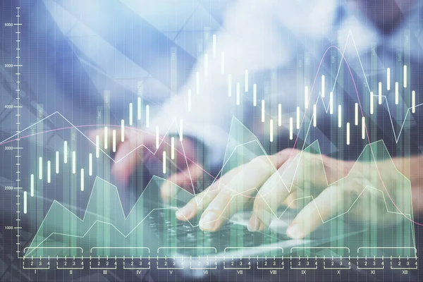 Forex-Graph mit Geschäftsmann Tippen auf dem Computer im Büro auf dem Hintergrund. Konzept der Analyse. Doppelbelastung. — Stockfoto