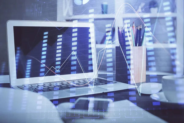 Arka planda eski pazar grafik hologramı ve kişisel bilgisayar var. Çifte maruziyet. Yatırım kavramı.