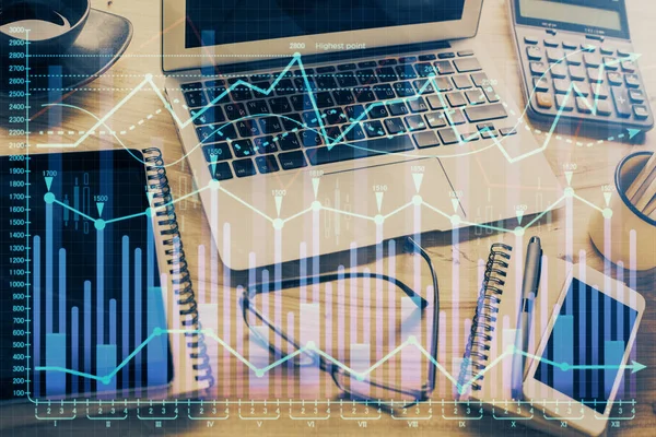 Dupla exposição de gráfico e informações financeiras e espaço de trabalho com fundo de computador. Conceito de negociação internacional em linha. — Fotografia de Stock