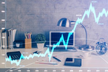 Forx grafiği ve bilgisayarla çalışma alanını iki katına çıkar. Uluslararası çevrimiçi ticaret kavramı.