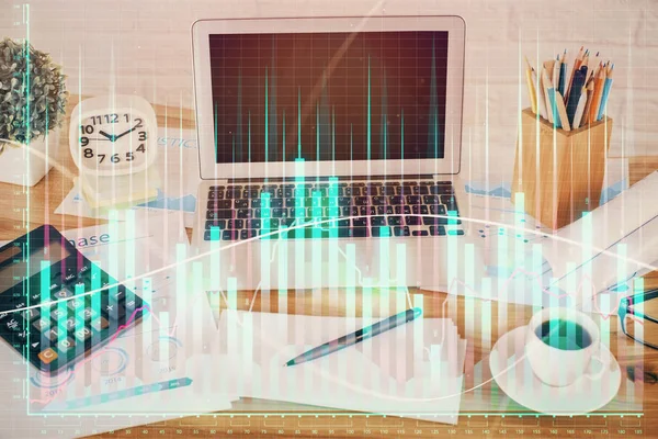 Gráfico financiero dibujo colorido y mesa con el ordenador en el fondo. Exposición múltiple. Concepto de mercados internacionales. —  Fotos de Stock