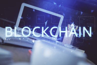 Blockchain temalı holograma ve bilgisayar arkaplanlı masaya çift pozlama. Bitcoin şifreleme para birimi kavramı.