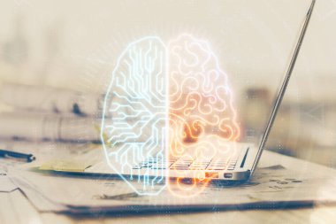 Bilgisayar ve beyin hologramı ile çalışma masasının çoklu açığı. Beyin fırtınası konsepti.